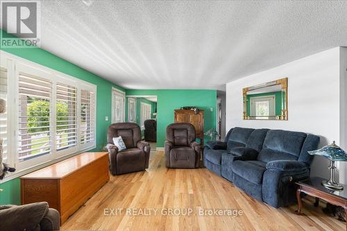 4 Juniper Lane, Belleville, ON - Indoor Photo Showing Living Room