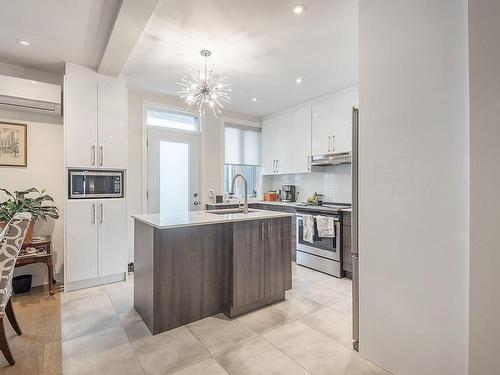 Cuisine - 4528  - 4532 Av. Earnscliffe, Montréal (Côte-Des-Neiges/Notre-Dame-De-Grâce), QC - Indoor Photo Showing Kitchen With Upgraded Kitchen