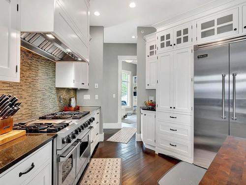 1690 Rose Hill Road, Kamloops, BC - Indoor Photo Showing Kitchen With Upgraded Kitchen