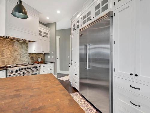 1690 Rose Hill Road, Kamloops, BC - Indoor Photo Showing Kitchen With Upgraded Kitchen