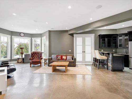 1690 Rose Hill Road, Kamloops, BC - Indoor Photo Showing Living Room