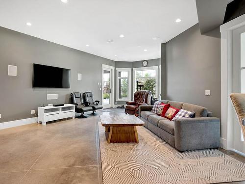 1690 Rose Hill Road, Kamloops, BC - Indoor Photo Showing Living Room