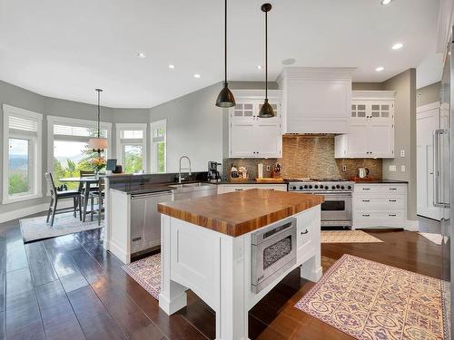 1690 Rose Hill Road, Kamloops, BC - Indoor Photo Showing Kitchen With Upgraded Kitchen