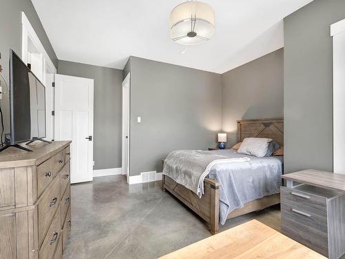 1690 Rose Hill Road, Kamloops, BC - Indoor Photo Showing Bedroom