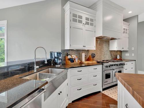 1690 Rose Hill Road, Kamloops, BC - Indoor Photo Showing Kitchen With Double Sink With Upgraded Kitchen