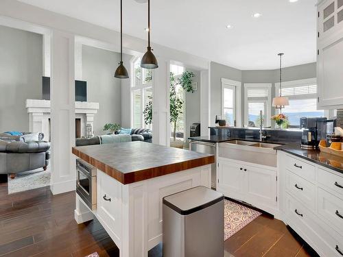 1690 Rose Hill Road, Kamloops, BC - Indoor Photo Showing Kitchen