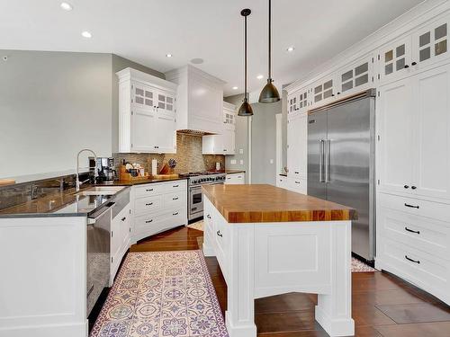 1690 Rose Hill Road, Kamloops, BC - Indoor Photo Showing Kitchen With Upgraded Kitchen