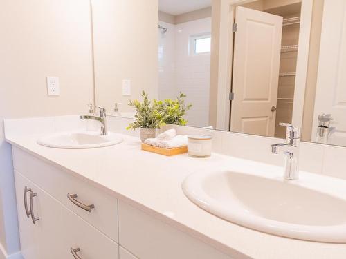 176-8800 Dallas Drive, Kamloops, BC - Indoor Photo Showing Bathroom