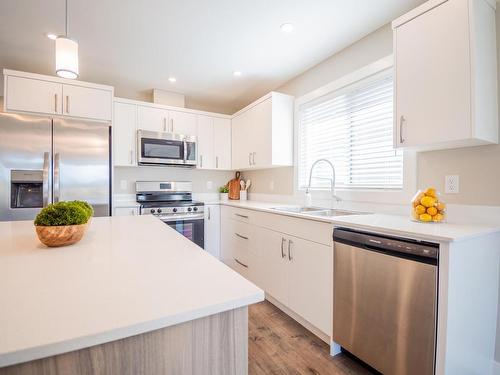 176-8800 Dallas Drive, Kamloops, BC - Indoor Photo Showing Kitchen With Upgraded Kitchen