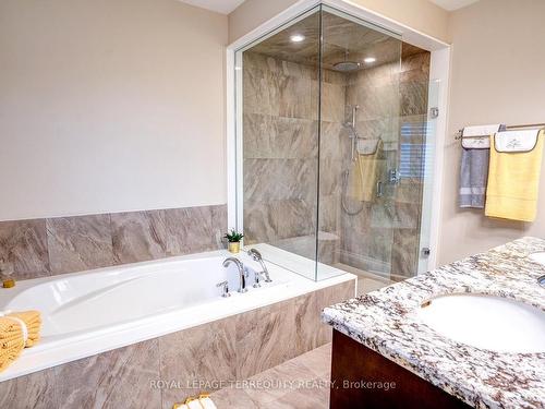 21 Langdon Dr, King, ON - Indoor Photo Showing Bathroom