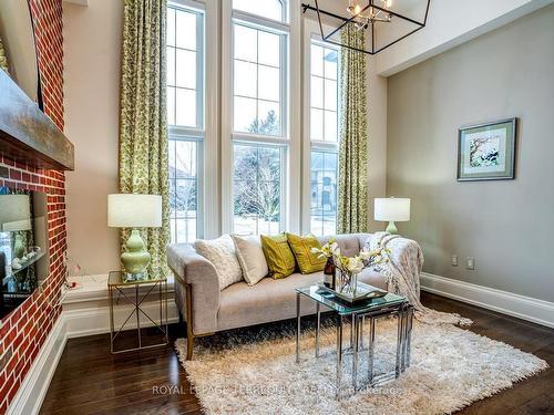 21 Langdon Dr, King, ON - Indoor Photo Showing Living Room