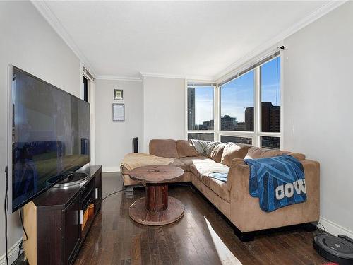 506-930 Yates St, Victoria, BC - Indoor Photo Showing Living Room