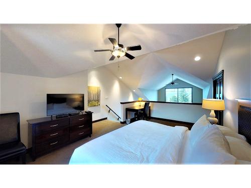 735 E2 - 700 Bighorn Boulevard, Radium Hot Springs, BC - Indoor Photo Showing Bedroom