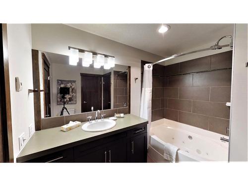 735 E2 - 700 Bighorn Boulevard, Radium Hot Springs, BC - Indoor Photo Showing Bathroom