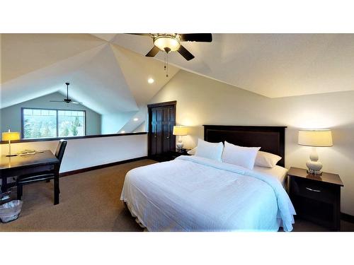 735 E2 - 700 Bighorn Boulevard, Radium Hot Springs, BC - Indoor Photo Showing Bedroom