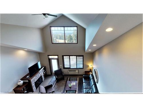 735 E2 - 700 Bighorn Boulevard, Radium Hot Springs, BC - Indoor Photo Showing Other Room