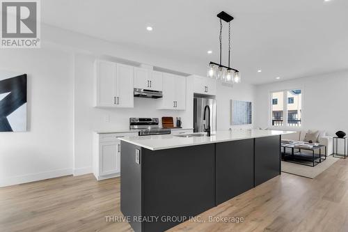 68 - 1595 Capri Crescent, London, ON - Indoor Photo Showing Kitchen With Upgraded Kitchen