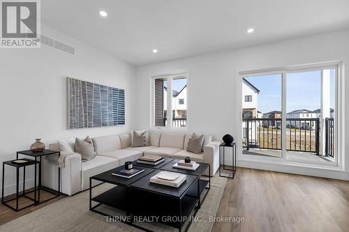 68 - 1595 Capri Crescent, London, ON - Indoor Photo Showing Living Room