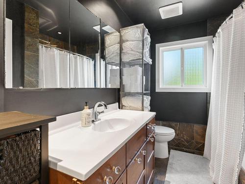 858 Douglas Road, West Kelowna, BC - Indoor Photo Showing Bathroom