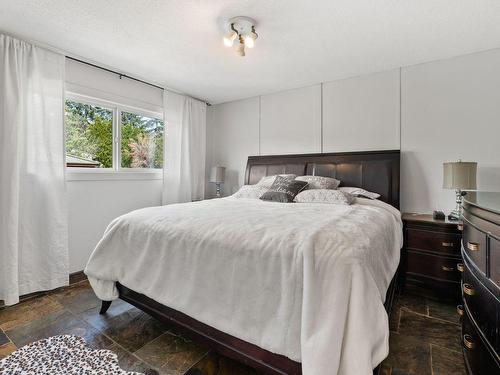 858 Douglas Road, West Kelowna, BC - Indoor Photo Showing Bedroom