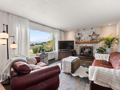 858 Douglas Road, West Kelowna, BC - Indoor Photo Showing Living Room With Fireplace