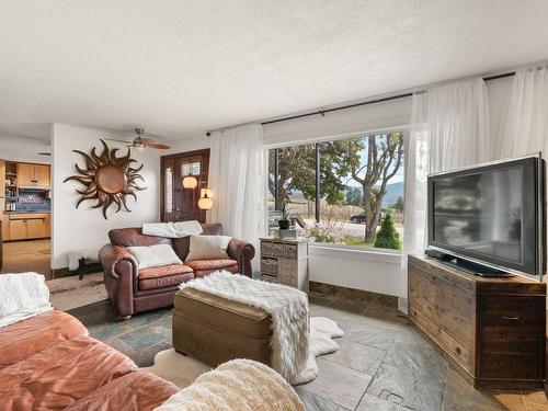 858 Douglas Road, West Kelowna, BC - Indoor Photo Showing Living Room