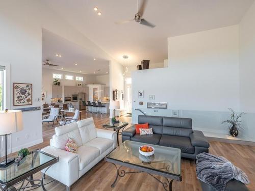 209 Ricard Place, Okanagan Falls, BC - Indoor Photo Showing Living Room