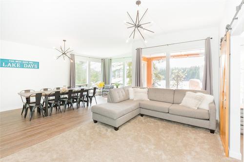 9-800 Idabel Lake Road, Naramata, BC - Indoor Photo Showing Living Room