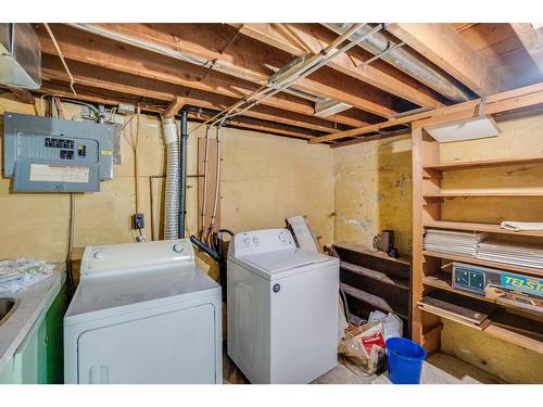 3004 5Th Ave, Castlegar, BC - Indoor Photo Showing Laundry Room