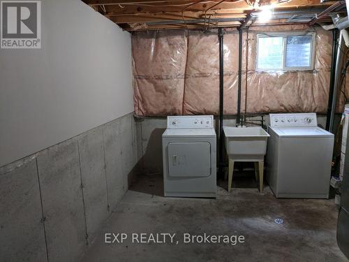 111 Thurman Circle, London, ON - Indoor Photo Showing Laundry Room