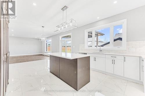 21 Greenbrier Ridge, Thames Centre (Dorchester), ON - Indoor Photo Showing Kitchen With Upgraded Kitchen