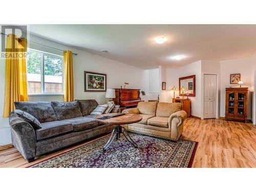 610 Muir Road, West Kelowna, BC - Indoor Photo Showing Living Room