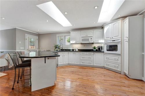 Natural light from the 2 skylights above - 40 Dunrobin Drive, Caledonia, ON - Indoor Photo Showing Kitchen With Upgraded Kitchen