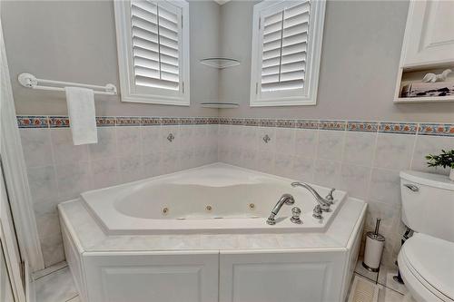 Jetted tub to relax after a long day - 40 Dunrobin Drive, Caledonia, ON - Indoor Photo Showing Bathroom