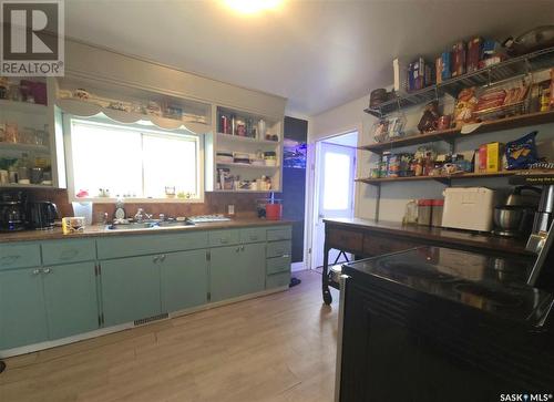 401 V Avenue S, Saskatoon, SK - Indoor Photo Showing Kitchen With Double Sink