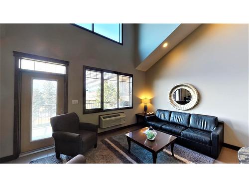 735 O - 700 Bighorn Boulevard, Radium Hot Springs, BC - Indoor Photo Showing Living Room