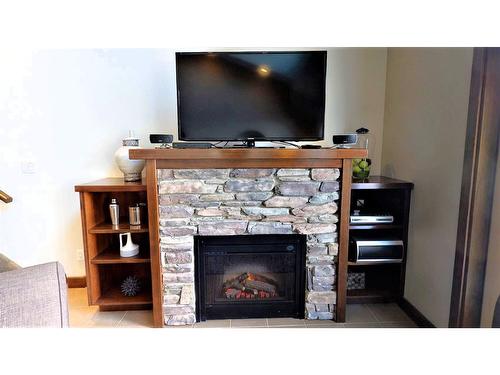 735 O - 700 Bighorn Boulevard, Radium Hot Springs, BC - Indoor Photo Showing Living Room With Fireplace