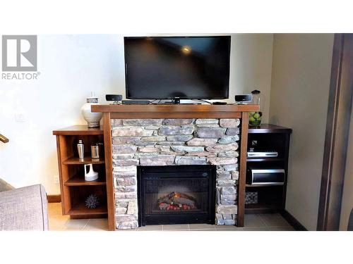 700 Bighorn Boulevard Unit# 735 O, Radium Hot Springs, BC - Indoor Photo Showing Living Room With Fireplace