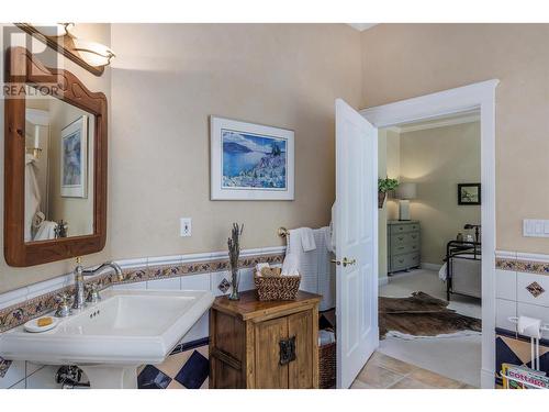 315 Kalamalka Lakeview Drive Unit# 1, Vernon, BC - Indoor Photo Showing Bathroom