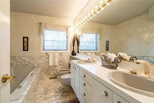 1129 Scenic Drive, Hamilton, ON - Indoor Photo Showing Bathroom