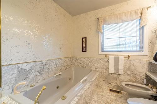 1129 Scenic Drive, Hamilton, ON - Indoor Photo Showing Bathroom
