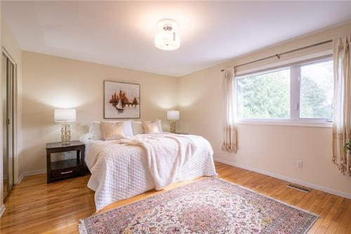1129 Scenic Drive, Hamilton, ON - Indoor Photo Showing Bedroom