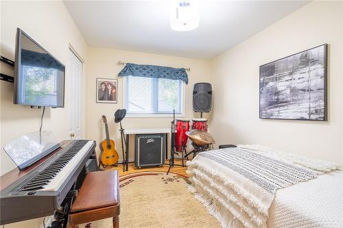 1129 Scenic Drive, Hamilton, ON - Indoor Photo Showing Bedroom