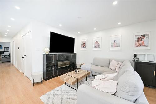 51 East 39Th Street, Hamilton, ON - Indoor Photo Showing Living Room