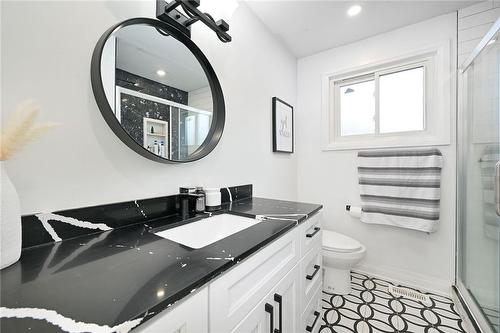 51 East 39Th Street, Hamilton, ON - Indoor Photo Showing Bathroom