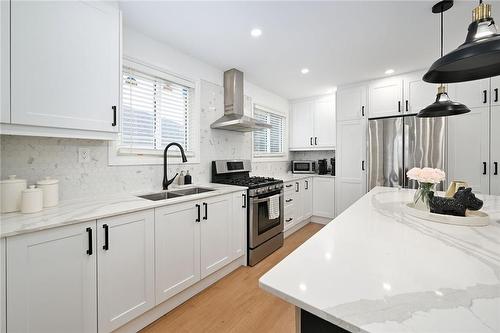 51 East 39Th Street, Hamilton, ON - Indoor Photo Showing Kitchen With Double Sink With Upgraded Kitchen