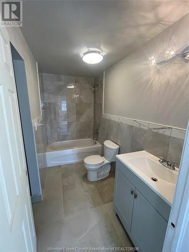 15 Jones, Leamington, ON - Indoor Photo Showing Bathroom