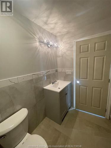 15 Jones, Leamington, ON - Indoor Photo Showing Bathroom