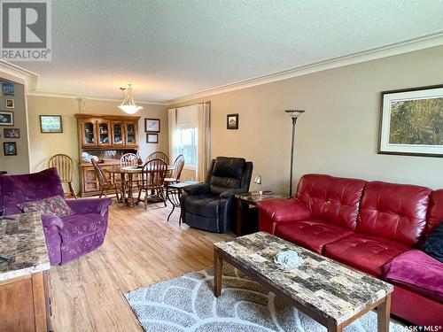 104 250 Athabasca Street E, Moose Jaw, SK - Indoor Photo Showing Living Room