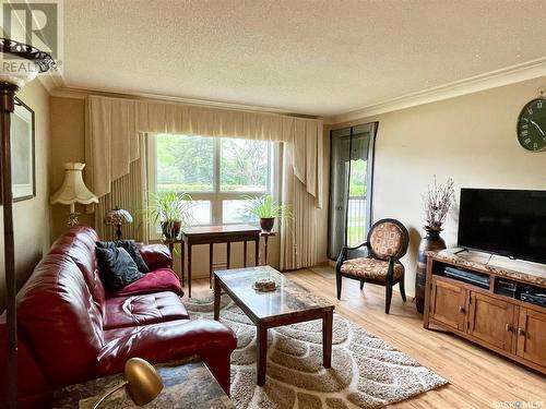 104 250 Athabasca Street E, Moose Jaw, SK - Indoor Photo Showing Living Room